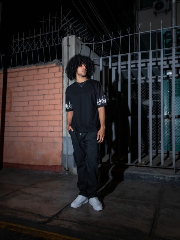 Polo Oversize Negro Manga Fuego - Imagen 3