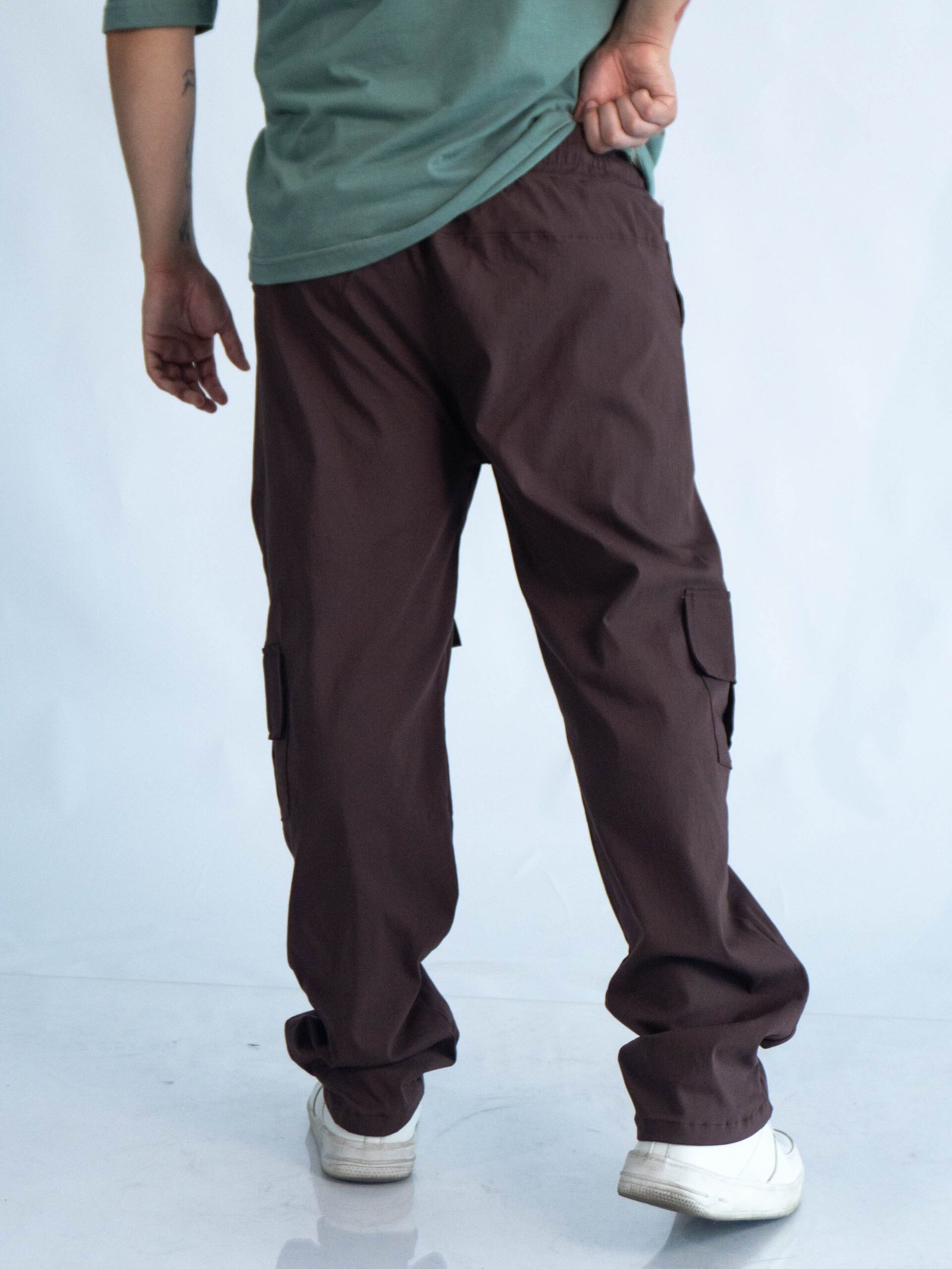 Jogger marron oversize para hombre con bolsillos cargo, estilo urbano