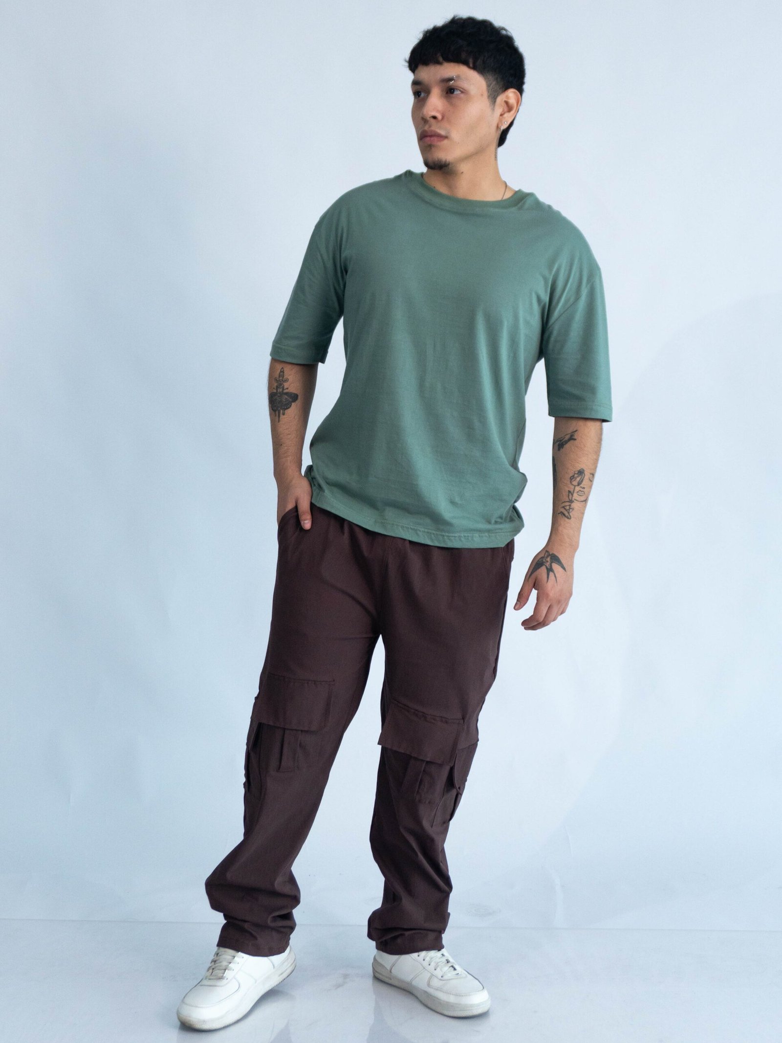 Jogger marron oversize para hombre con bolsillos cargo, estilo urbano