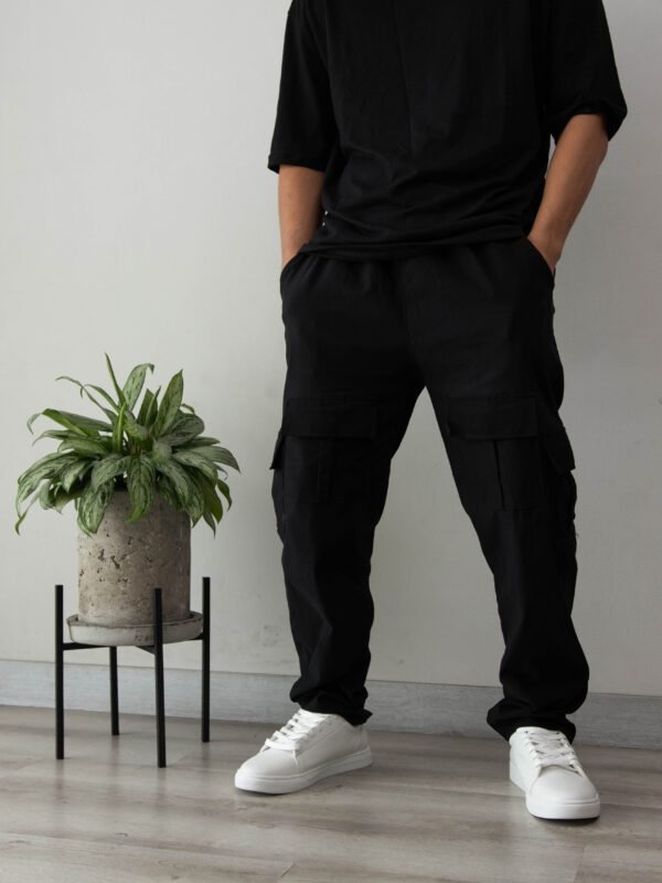 Jogger negro oversize para hombre con bolsillos cargo, estilo urbano