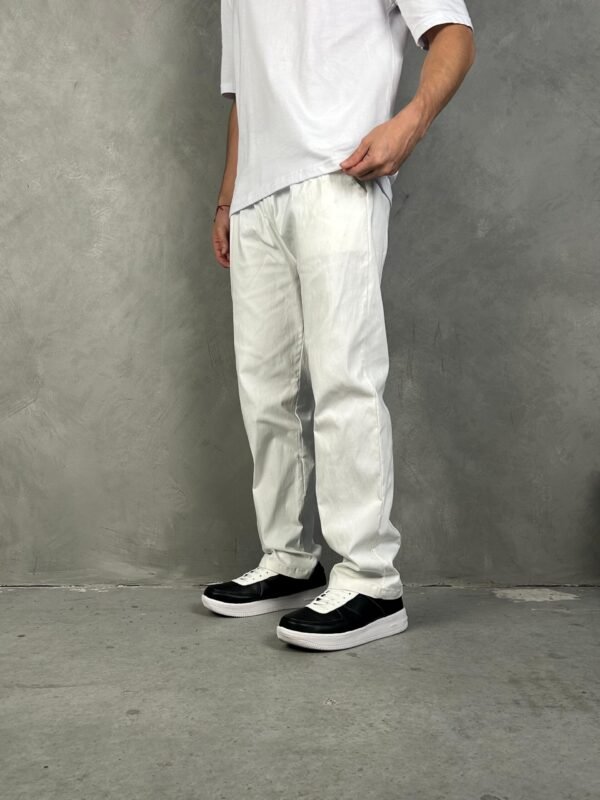 jogger perla Ston de Ezzeta, con estilo casual urbano y corte moderno.