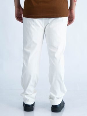 jogger perla Ston de Ezzeta, con estilo casual urbano y corte moderno.