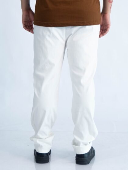 jogger perla Ston de Ezzeta, con estilo casual urbano y corte moderno.