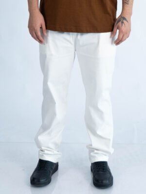 jogger perla Ston de Ezzeta, con estilo casual urbano y corte moderno.