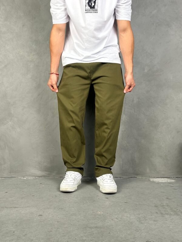jogger verde Ston de Ezzeta, con estilo casual urbano y look moderno.