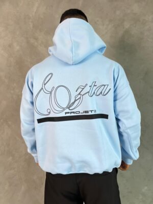 Hombre vistiendo polera celeste Projet de Ezzeta, con estilo casual y moderno.