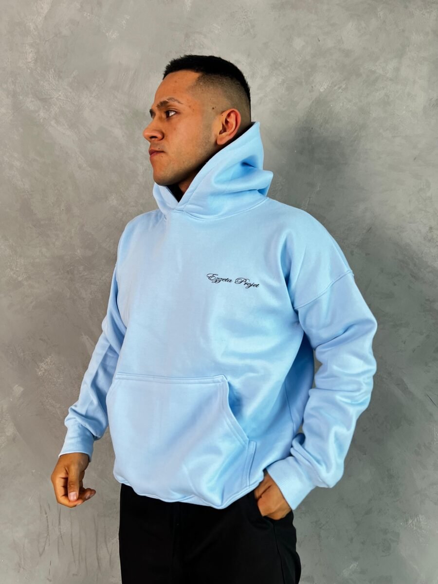 Hombre vistiendo polera celeste Projet de Ezzeta, con estilo casual y moderno.