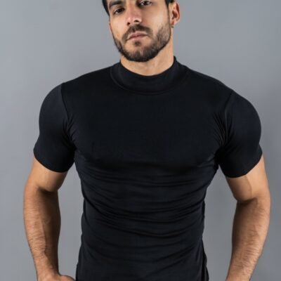 Hombre vistiendo polo negro Maniche Corte de Ezzeta, con estilo casual y clásico.