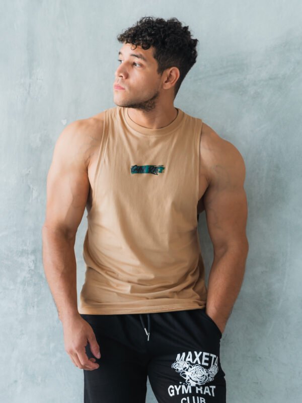 bividi beige Focus de Ezzeta, con estilo casual deportivo y corte que favorece el movimiento.