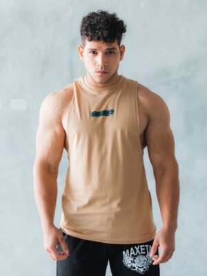 bividi beige Focus de Ezzeta, con estilo casual deportivo y corte que favorece el movimiento.