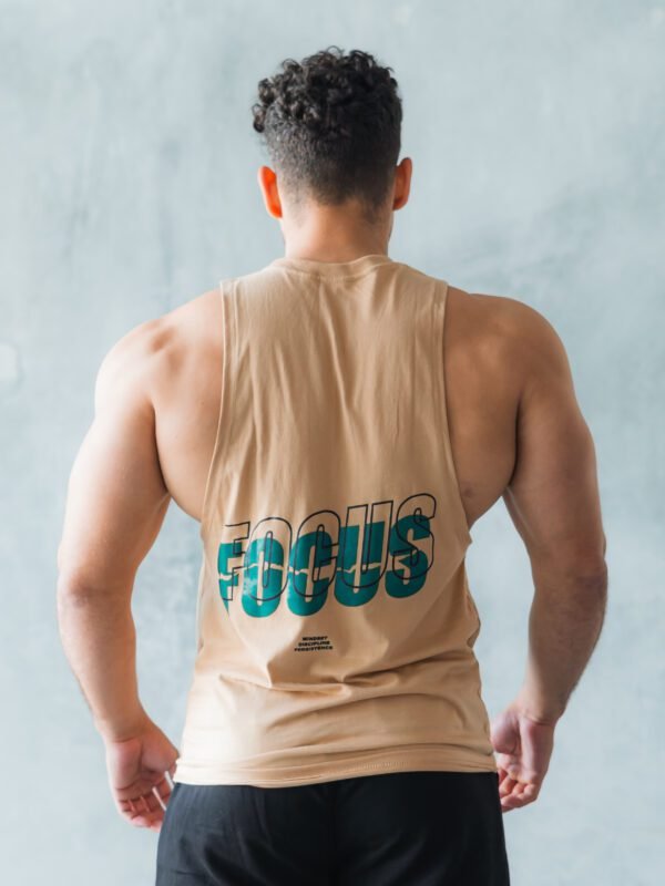 bividi beige Focus de Ezzeta, con estilo casual deportivo y corte que favorece el movimiento.