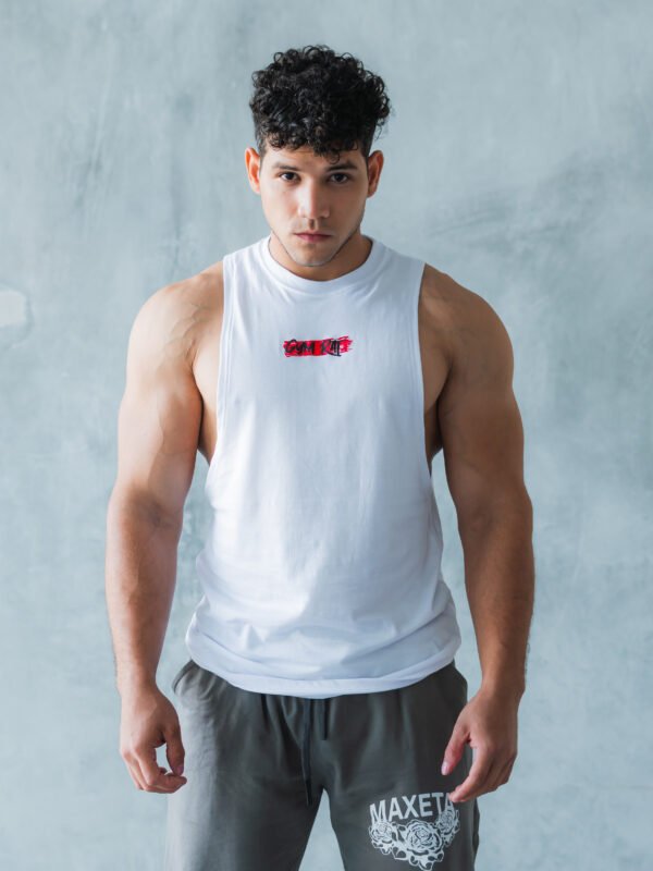 bividi blanco Focus de Ezzeta, con estilo casual deportivo y corte que favorece el movimiento.