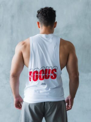 bividi blanco Focus de Ezzeta, con estilo casual deportivo y corte que favorece el movimiento.