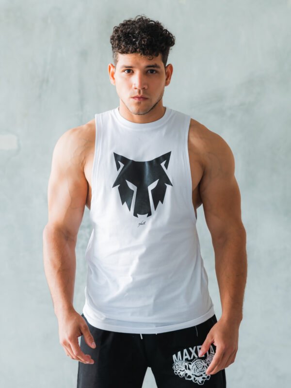 bividi blanco Fox de Ezzeta, mostrando el estilo casual y cómodo de la prenda.