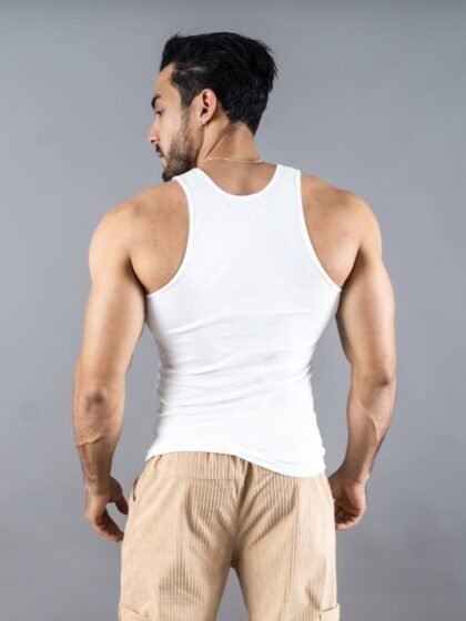 bividi blanco Tank Tok de Ezzeta, con estilo casual y deportivo.