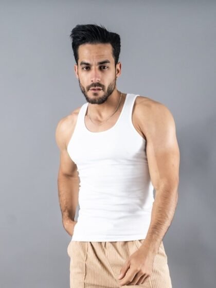 bividi blanco Tank Tok de Ezzeta, con estilo casual y deportivo.