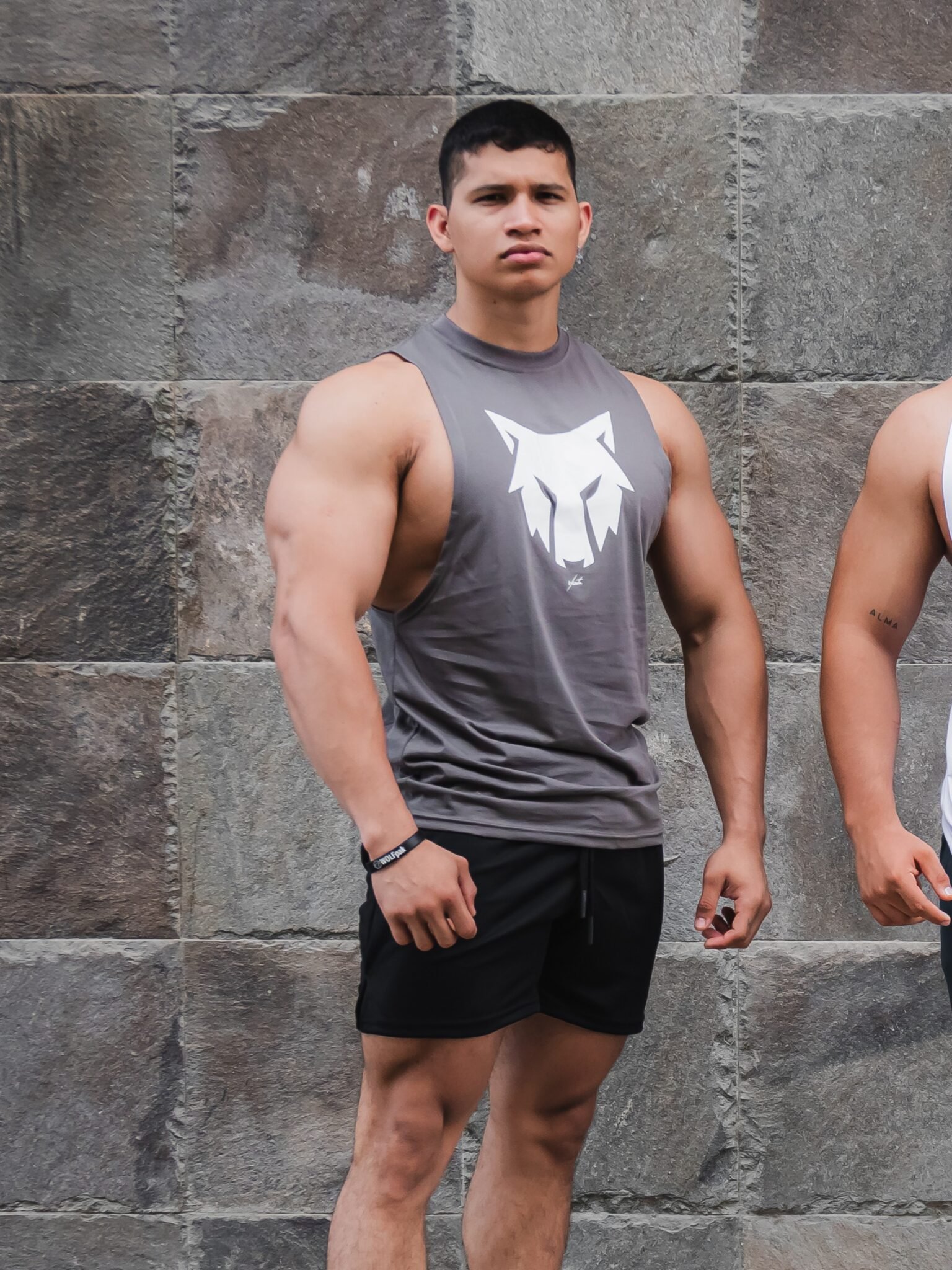 bividi gargola Fox de Ezzeta, mostrando el estilo casual y cómodo de la prenda.