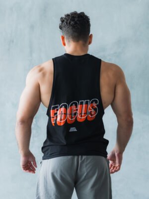 bividi negro Focus de Ezzeta, con estilo casual deportivo y corte que favorece el movimiento.