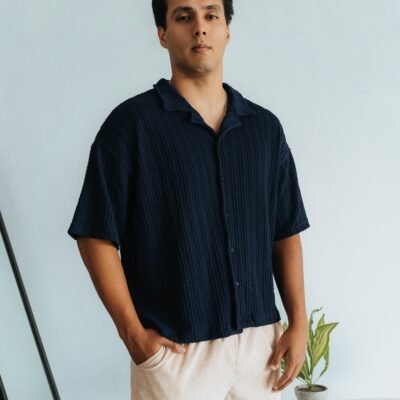 camisa color azul Cattivo de Ezzeta, con diseño elegante y tono profundo.