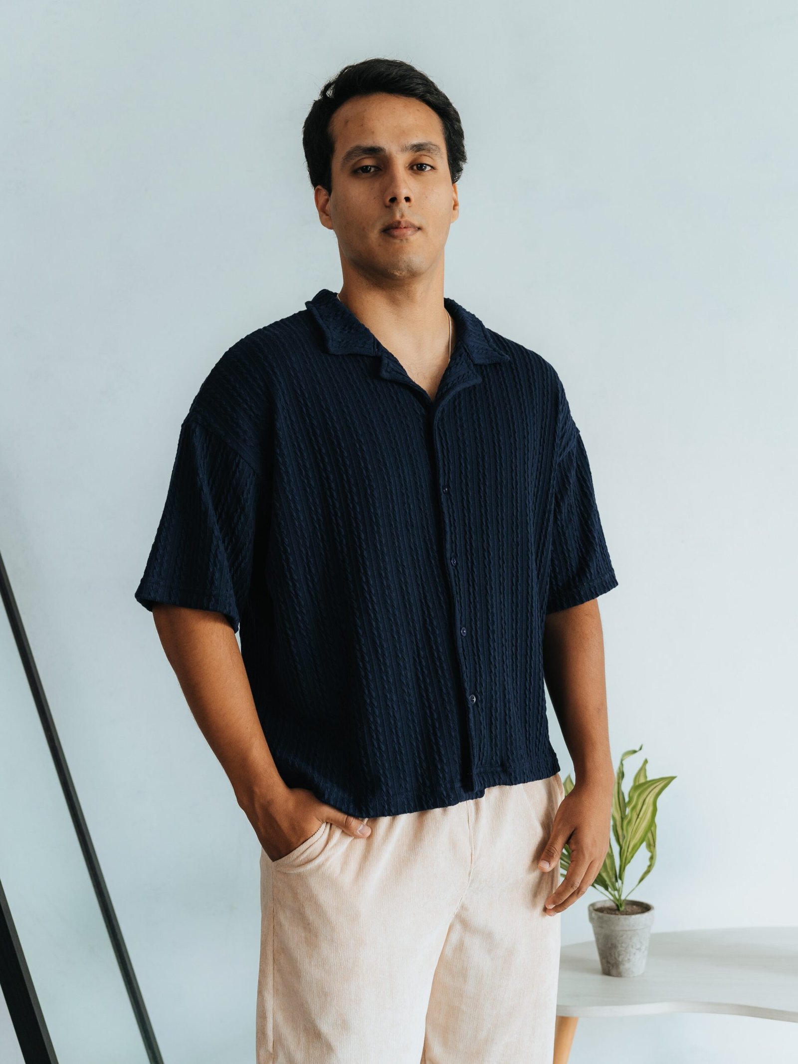 camisa color azul Cattivo de Ezzeta, con diseño elegante y tono profundo.