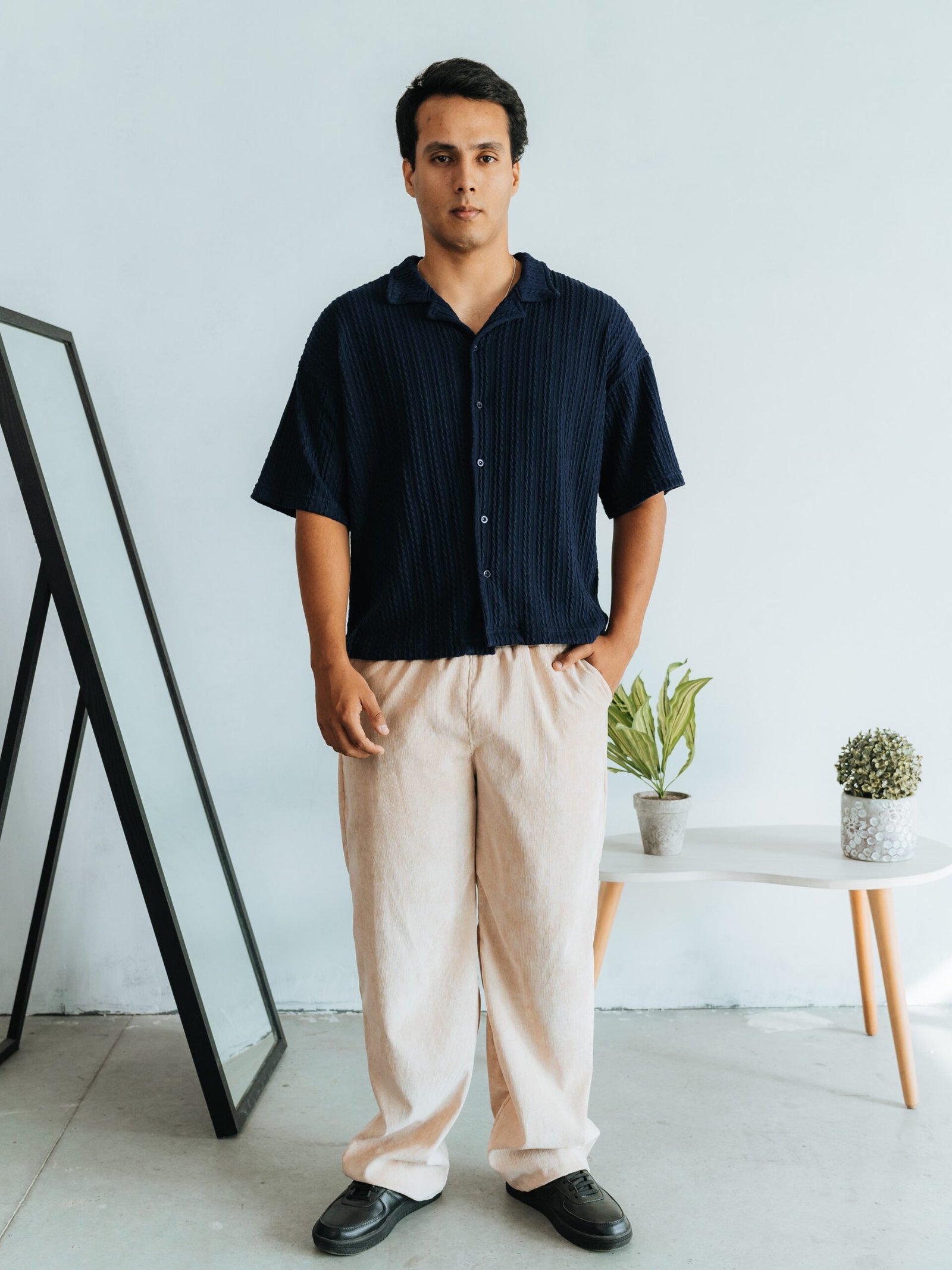 camisa color azul Cattivo de Ezzeta, con diseño elegante y tono profundo.