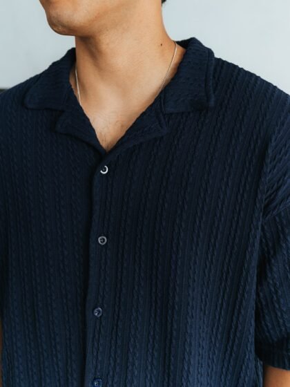 camisa color azul Cattivo de Ezzeta, con diseño elegante y tono profundo.