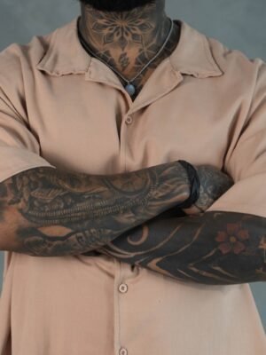 Hombre vistiendo camisa beige Raggio de Ezzeta, con estilo casual y elegante.