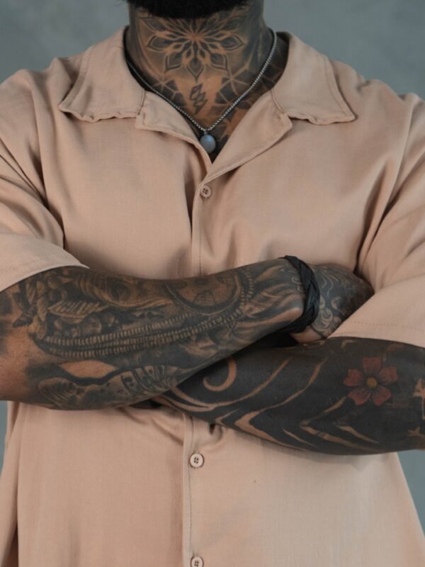 Hombre vistiendo camisa beige Raggio de Ezzeta, con estilo casual y elegante.