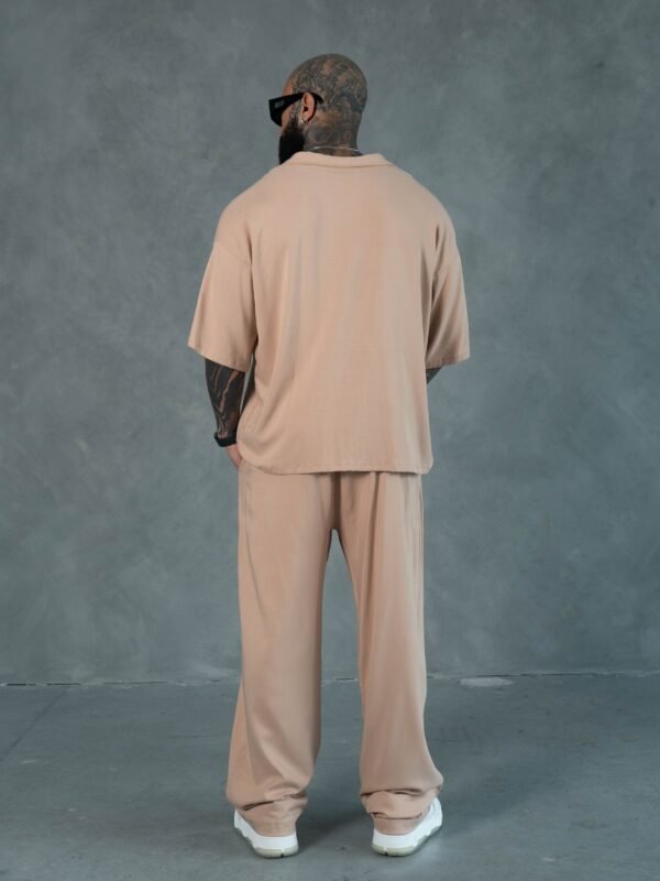 Hombre vistiendo camisa beige Raggio de Ezzeta, con estilo casual y elegante.
