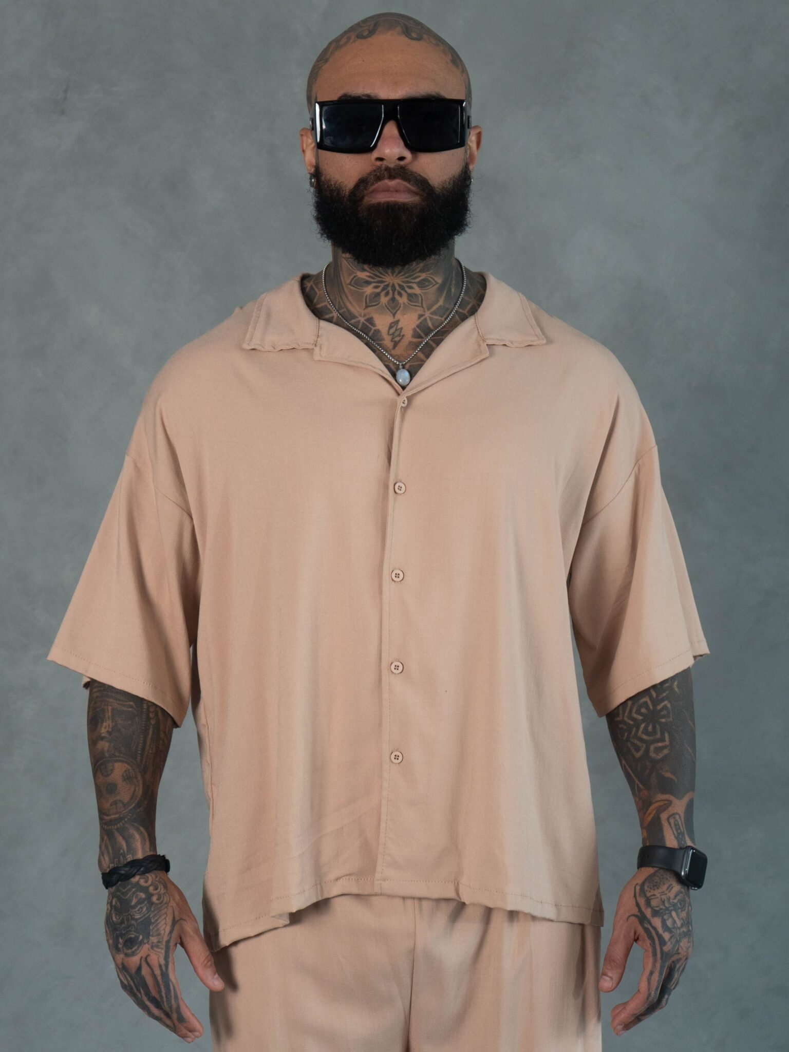Hombre vistiendo camisa beige Raggio de Ezzeta, con estilo casual y elegante.