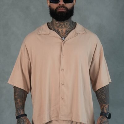 Hombre vistiendo camisa beige Raggio de Ezzeta, con estilo casual y elegante.