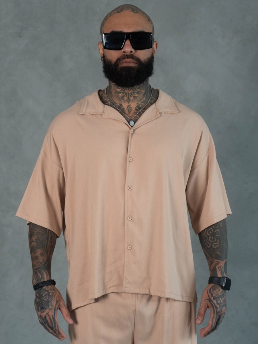 Hombre vistiendo camisa beige Raggio de Ezzeta, con estilo casual y elegante.
