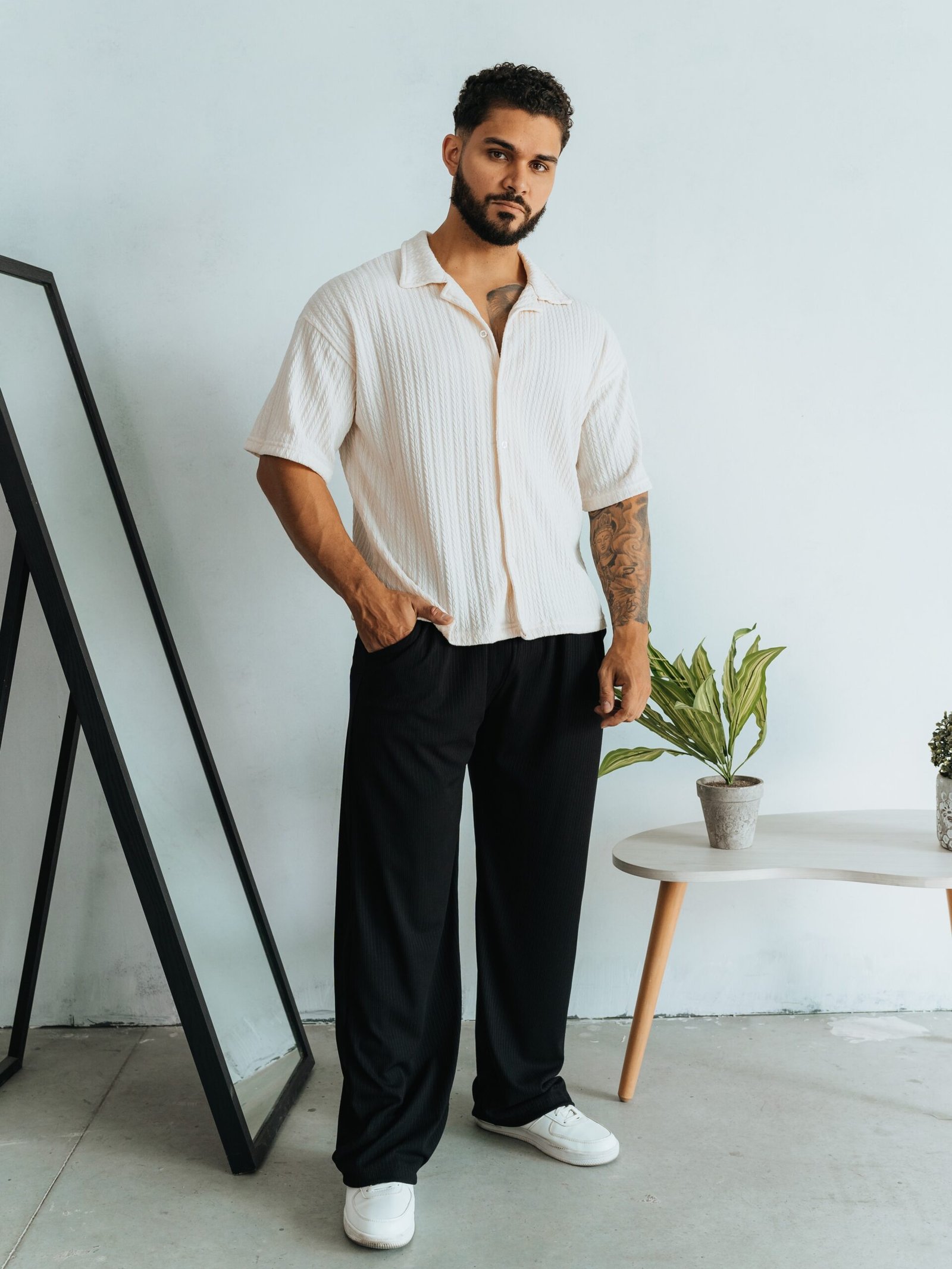 camisa color blanco Cattivo de Ezzeta, con diseño elegante y tono profundo.