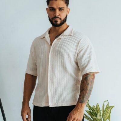 camisa color blanco Cattivo de Ezzeta, con diseño elegante y tono profundo.