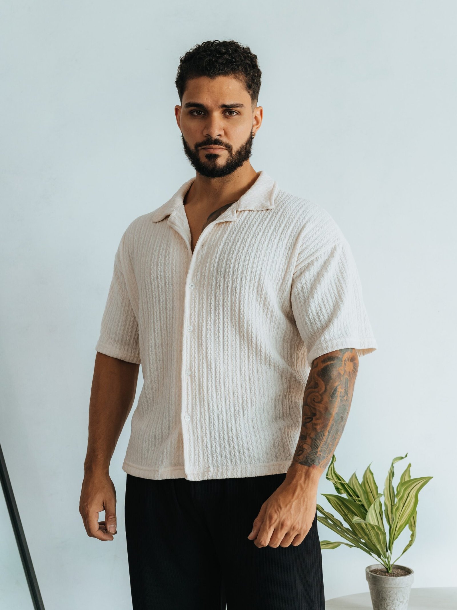 camisa color blanco Cattivo de Ezzeta, con diseño elegante y tono profundo.