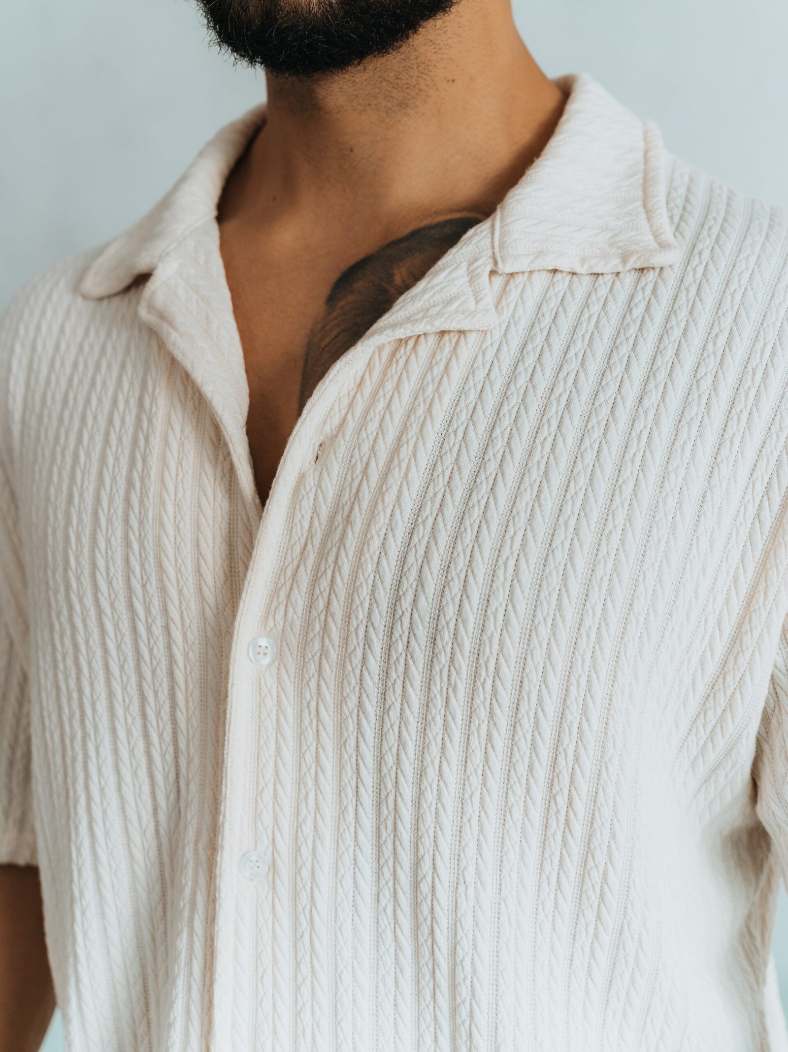 camisa color blanco Cattivo de Ezzeta, con diseño elegante y tono profundo.