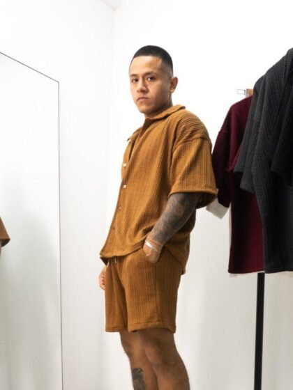 camisa color camell Cattivo de Ezzeta, con diseño elegante y tono profundo.