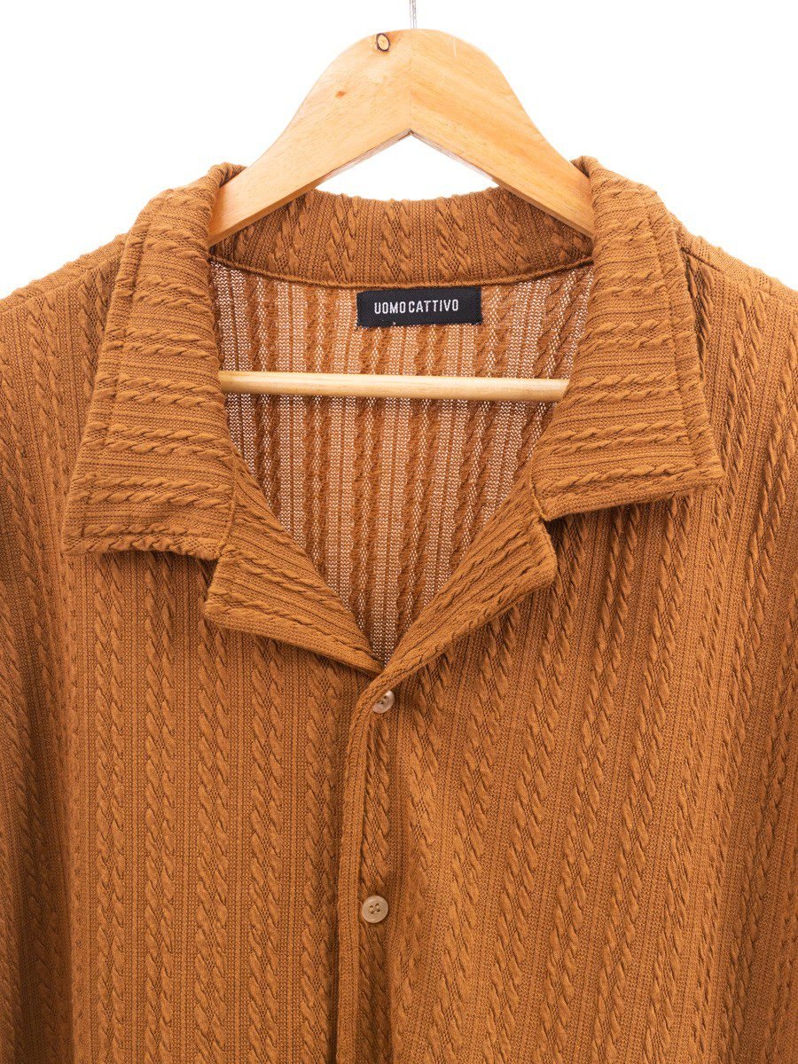 camisa color camell Cattivo de Ezzeta, con diseño elegante y tono profundo.