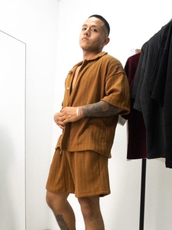 camisa color camell Cattivo de Ezzeta, con diseño elegante y tono profundo.