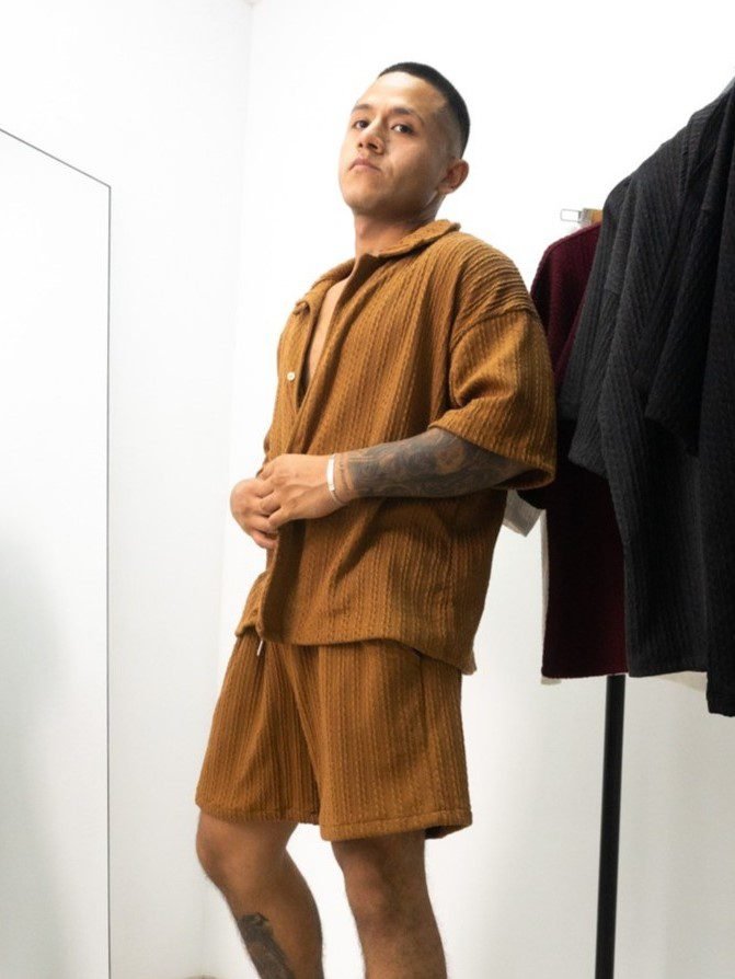 camisa color camell Cattivo de Ezzeta, con diseño elegante y tono profundo.