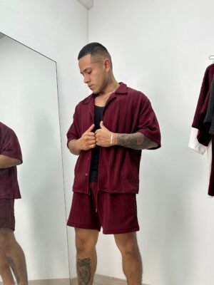 camisa color vino Cattivo de Ezzeta, con diseño elegante y tono profundo.