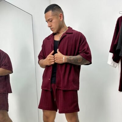camisa color vino Cattivo de Ezzeta, con diseño elegante y tono profundo.