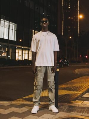 Jogger beige oversize para hombre con bolsillos cargo, estilo urbano