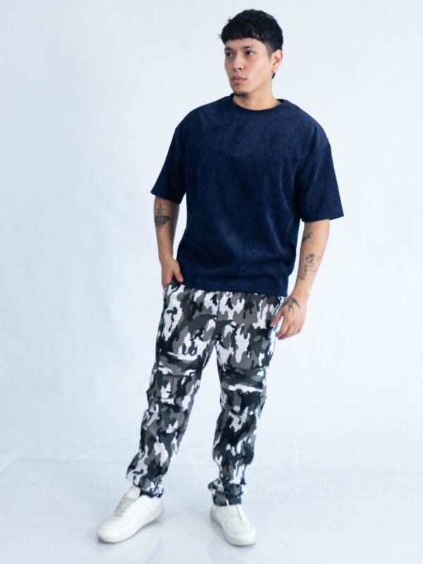 jogger black and white oversize 2.0 de Ezzeta, con estilo urbano moderno y relajado.