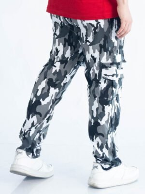 jogger black and white oversize 2.0 de Ezzeta, con estilo urbano moderno y relajado.