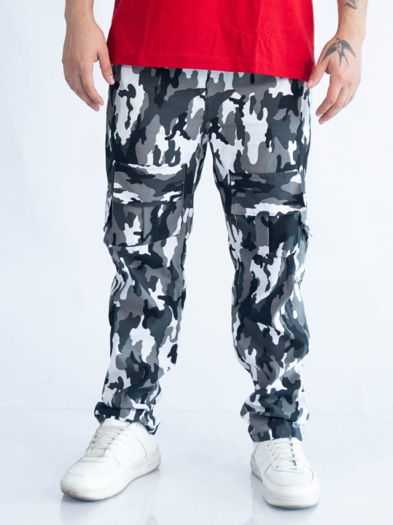 jogger black and white oversize 2.0 de Ezzeta, con estilo urbano moderno y relajado.