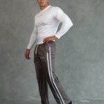 Hombre vistiendo jogger Gárgola baggy modern de Ezzeta