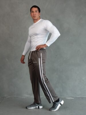 Hombre vistiendo jogger Gárgola baggy modern de Ezzeta