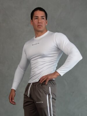 Hombre vistiendo jogger Gárgola baggy modern de Ezzeta
