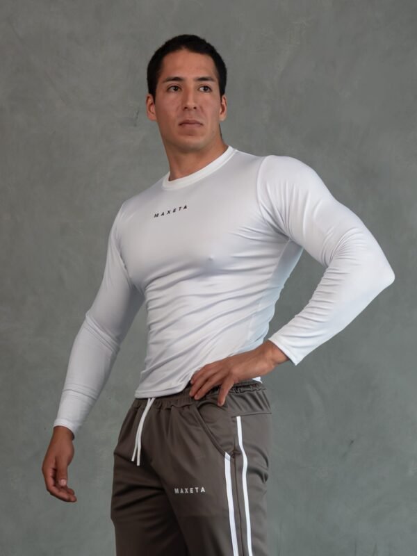 Hombre vistiendo jogger Gárgola baggy modern de Ezzeta